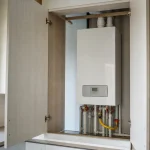 Газовый котел в открытом кухонном шкафу без глухой задней стенки