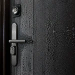 Конденсат на внутренней стороне входной металлической двери возле замка