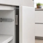 Механический отталкиватель Push-to-open внутри кухонного шкафа