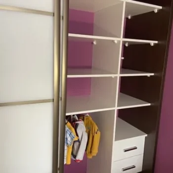 Шкаф-купе №11 Mebelstore белые двери и выдвижные ящики
